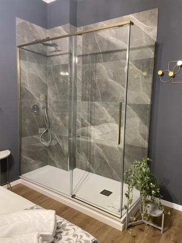 una doccia con box in vetro in un bagno di Isvi Bari Comfort Rooms a Bari