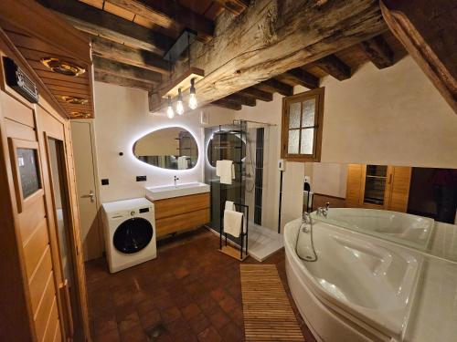 ein großes Badezimmer mit Badewanne und Waschbecken in der Unterkunft Le Valentin - 2 chambres - 4personnes - 109m2 in Troyes