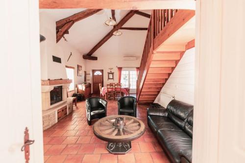 un salon avec un canapé et une table dans l'établissement Appartement de 100 m2 à Anglet à 5 min des plages, à Anglet