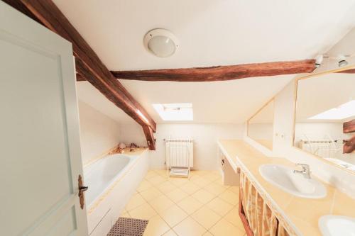 une salle de bain avec deux lavabos et une baignoire dans l'établissement Appartement de 100 m2 à Anglet à 5 min des plages, à Anglet