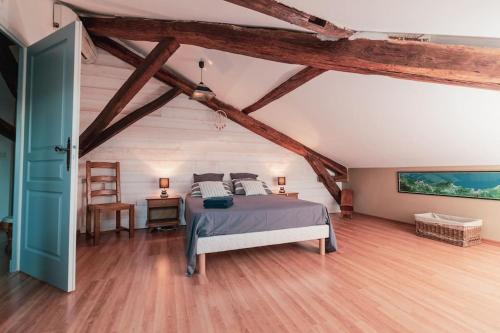 une chambre avec un lit et un parquet dans l'établissement Appartement de 100 m2 à Anglet à 5 min des plages, à Anglet