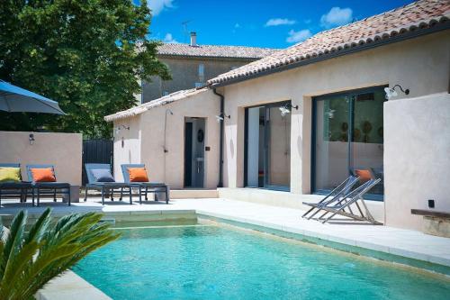 une maison avec piscine à côté d'une maison dans l'établissement Gîte de charme Uzès de 10 à 24 personnes, à La Bastide-dʼEngras
