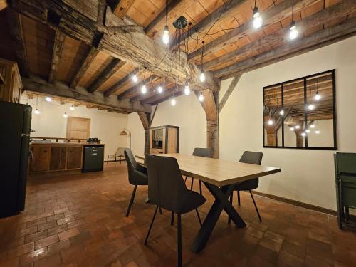 une salle à manger avec une table et des chaises en bois dans l'établissement Le Valentin - 2 chambres - 4personnes - 109m2, à Troyes
