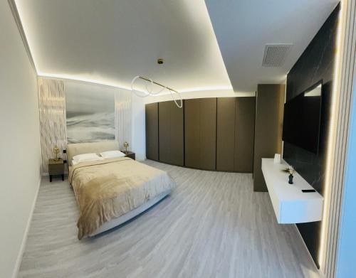 En eller flere senge i et værelse på White Sea Apartment Premium