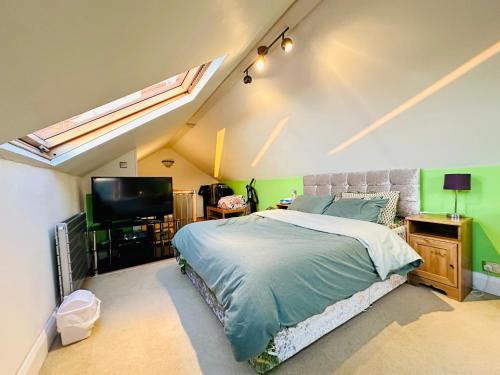 Katil atau katil-katil dalam bilik di ONE DOUBLE ROOM AND ONE SPACIOUS ATTIC ROOM IN SHARED HOUSE, FREE WIFI, FREE PARKING, AMAZING view