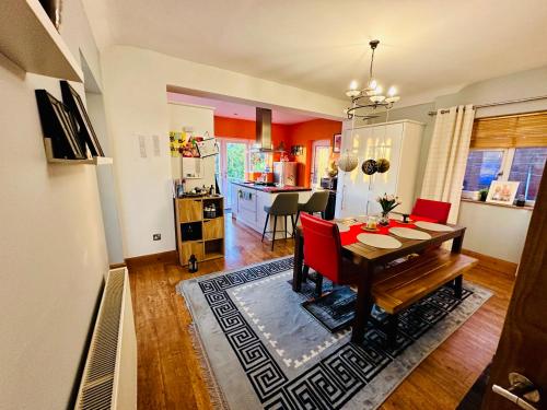 Televisyen dan/atau pusat hiburan di ONE DOUBLE ROOM AND ONE SPACIOUS ATTIC ROOM IN SHARED HOUSE, FREE WIFI, FREE PARKING, AMAZING view