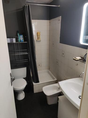 une salle de bain avec toilettes, baignoire et lavabo dans l'établissement Studio, à La Grande Motte