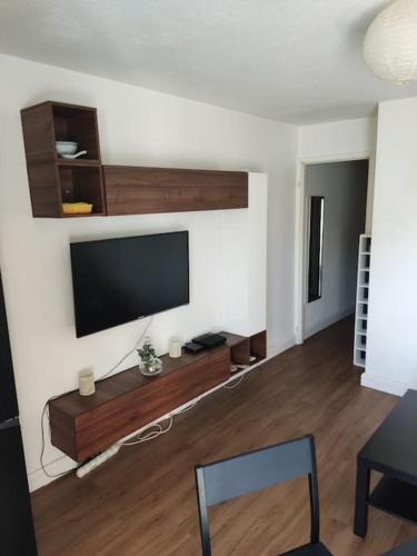 un salon avec une télévision à écran plat sur un mur dans l'établissement Studio, à La Grande Motte