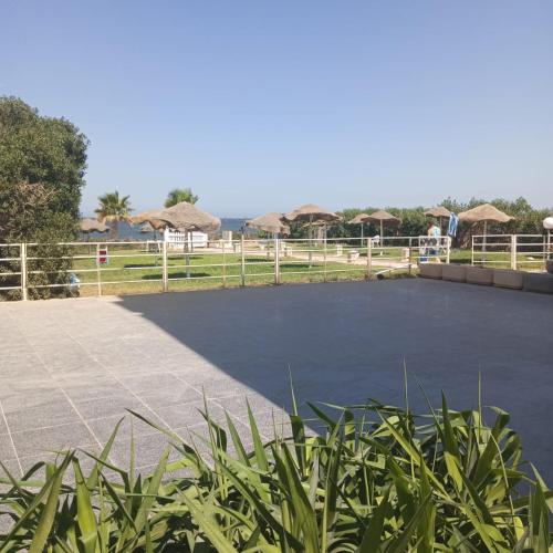 - un terrain de basket avec de l'herbe dans l'établissement S1 Chat Mariem Vue Mer, à Hammam Sousse