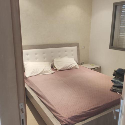 - un lit avec 2 oreillers dans l'établissement S1 Chat Mariem Vue Mer, à Hammam Sousse