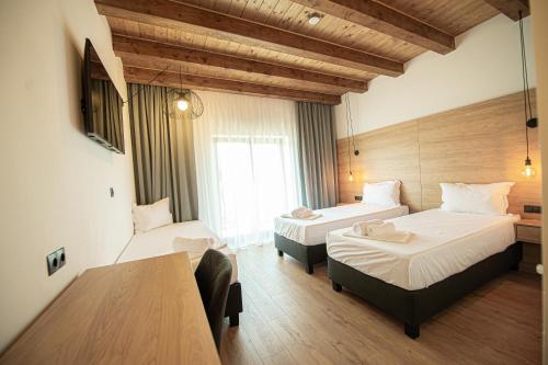 a hotel room with two beds and a table at Casa Hirsch in Avrig