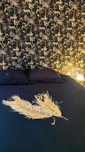 a dried up feather sitting on top of a bed at appartement cosy, détente avec terrasse in Pleurtuit