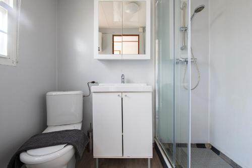 a bathroom with a toilet and a sink and a shower at 08, ontdek het bosrijke Oisterwijk met het grootste terras van Nederland! in Oisterwijk