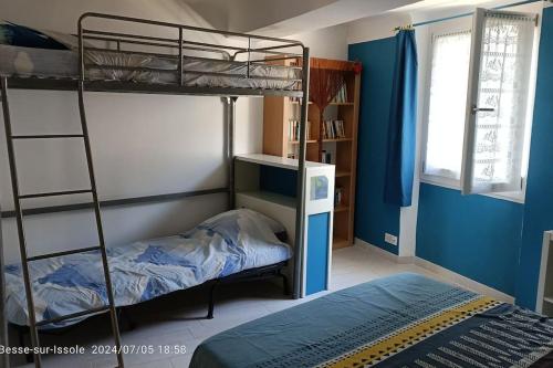 une chambre avec deux lits superposés dans une pièce dans l'établissement Maison de village chez corinne, à Besse-sur-Issole