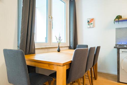 a dining room table with chairs and a window at #811 Komfortable Wohnung 10 Min bis Moviepark in Dorsten