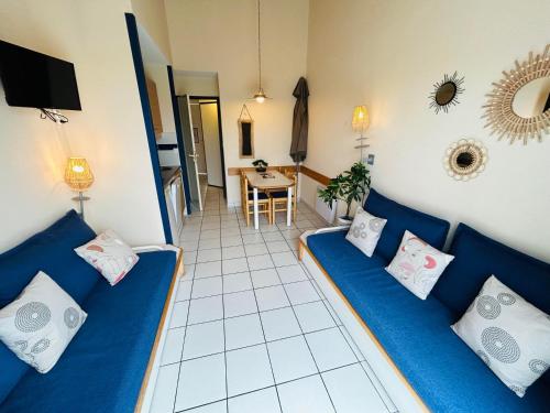 un salon avec un canapé bleu et une table dans l'établissement 