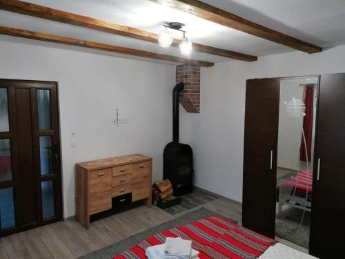 una camera con letto, cassettiera e specchio di La Ţară Casa Angelica a Mălîncrav