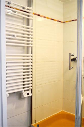 une douche avec une porte vitrée dans une salle de bain dans l'établissement L'atelier de Papy d'Albi - Parking - Centre Albi accessible à pied, à Albi