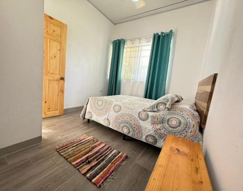 カウイータにあるSerenity Housesのベッドと木の床のある寝室