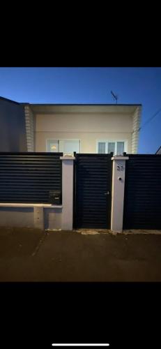 un bâtiment avec une porte en face d'une maison dans l'établissement Ayline, à Drancy