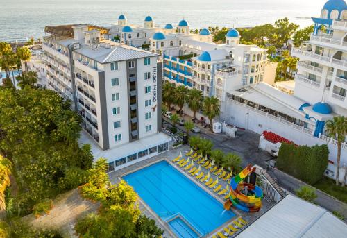 Bazén v ubytování Kolibri Hotel - All Inclusive nebo v jeho okolí