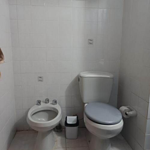 ein weißes Bad mit einem WC und einem Bidet in der Unterkunft Colonia Costanera in Colonia del Sacramento