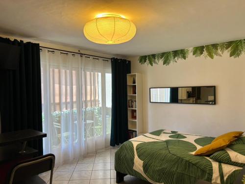 Posteľ alebo postele v izbe v ubytovaní Studio Cosy & Zen Hyères centre