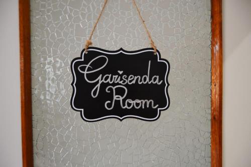 Un cartel que dice "Reforma de Gennaosa" colgado en una pared. en Casa Alderotti, en Bolonia