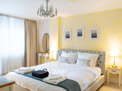 Postel nebo postele na pokoji v ubytování Herastrau Park Luxury Apartment
