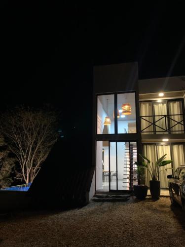 a house at night with a view of the ocean at Chalés Piribless-Ikigai in Pirenópolis