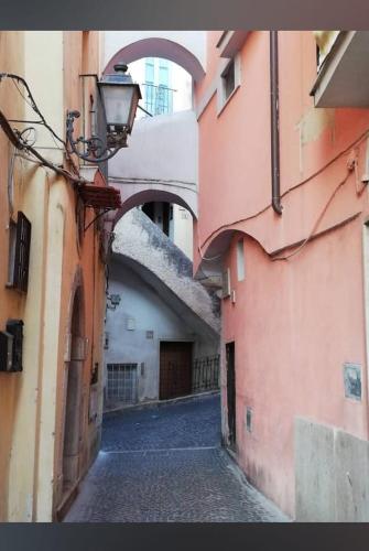 an alley with an archway between two buildings at Gliù Vico in Formia