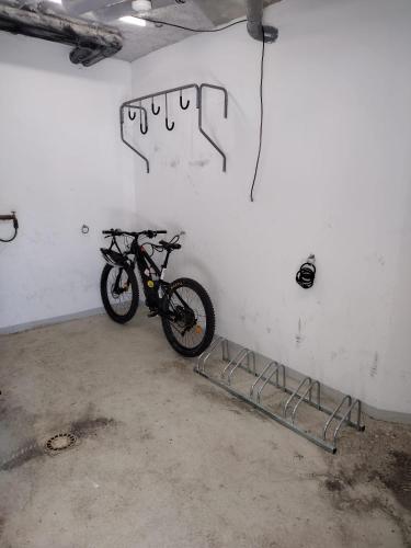 a bike parked in a room with a bike rack at Superbe appartement de 62 m2 au pied des pistes in Oz