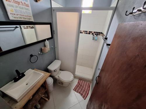サンタ・クルス・ウアトゥルコにあるHaito's innのトイレと洗面台のある小さなバスルーム