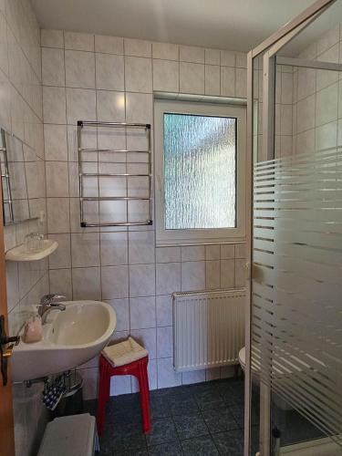 Kamar mandi di Pension Achterland