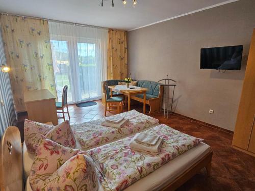 Rúm í herbergi á Pension Achterland