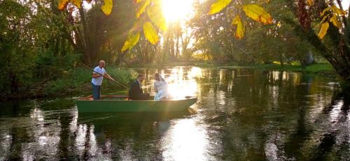 a group of people in a boat on a river at La Regina del Bosco in Rivignano