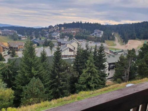 - une vue sur une ville avec des arbres et des bâtiments dans l'établissement Grand Appartement exposé plein sud, à Bolquère-Pyrénées 2000