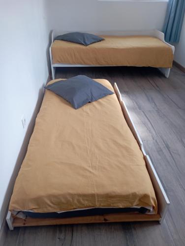 Ένα ή περισσότερα κρεβάτια σε δωμάτιο στο Chambre 2 lits Simples Spa Piscine à la PlagePlage