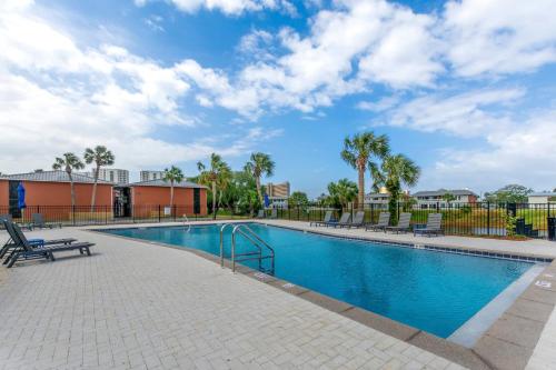 Bazén v ubytování Eden Escape Lake View 3 Pools Pet Friendly nebo v jeho okolí