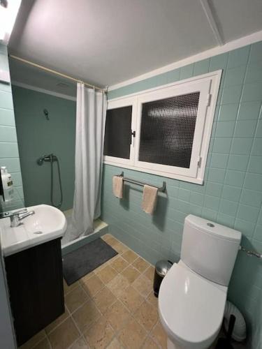 une salle de bain avec des toilettes blanches et un lavabo dans l'établissement Maisonnette, à Toulon
