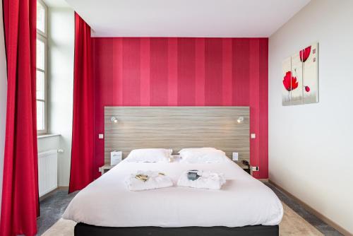 Una cama o camas en una habitación de Brit Hotel Spa Le Connetable