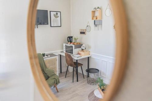 Cette chambre comprend un bureau et une table avec un ordinateur. dans l'établissement Saint Rémi 522, à Reims
