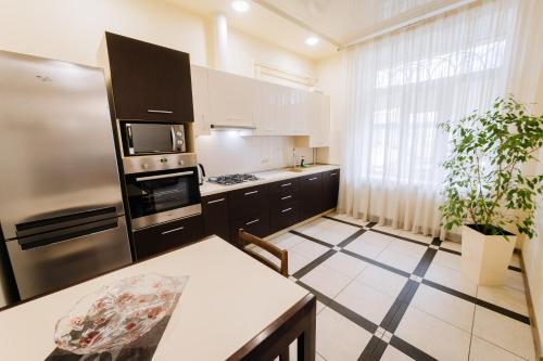 Кухня или мини-кухня в Family House
