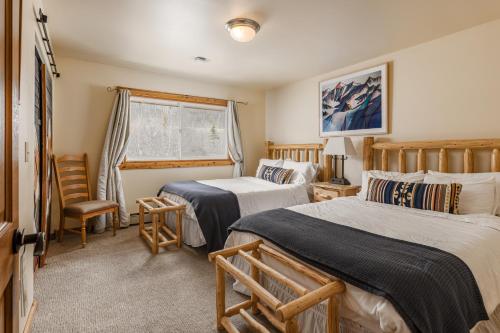 a bedroom with two beds and a window at Majestic Valley Wilderness Lodge in Sutton