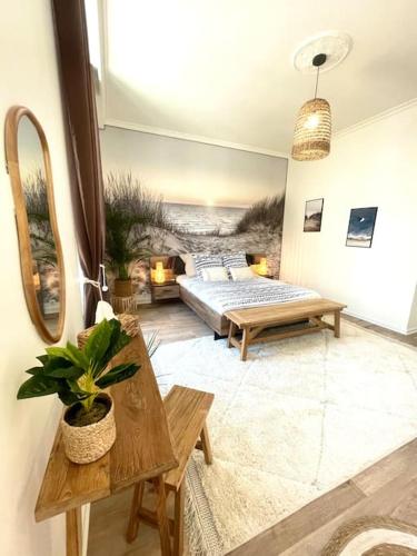 une chambre avec un lit et une table dans une pièce dans l'établissement L'échappée Chic au coeur de Valence, à Valence