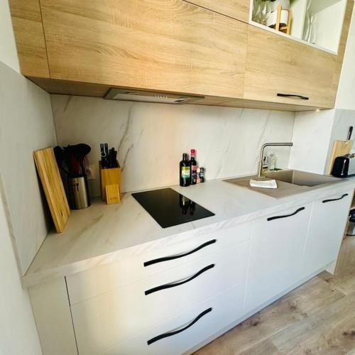 une cuisine avec un évier et un plan de travail dans l'établissement L'échappée Chic au coeur de Valence, à Valence