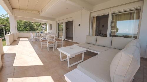 Ruang duduk di Beach Front Villa Toroni