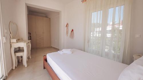 Katil atau katil-katil dalam bilik di Beach Front Villa Toroni