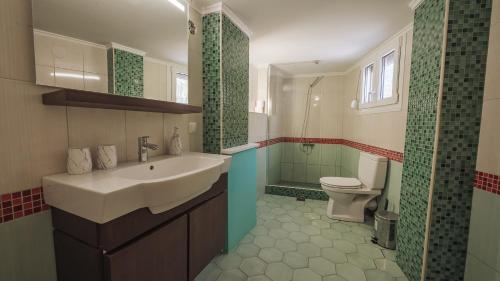 Bilik mandi di Beach Front Villa Toroni