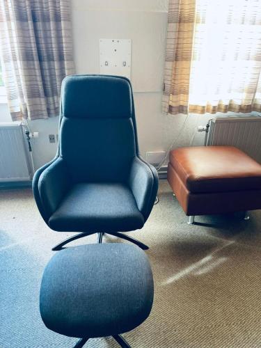 a blue chair and a ottoman in a room at VS-Homestay in Sakskøbing